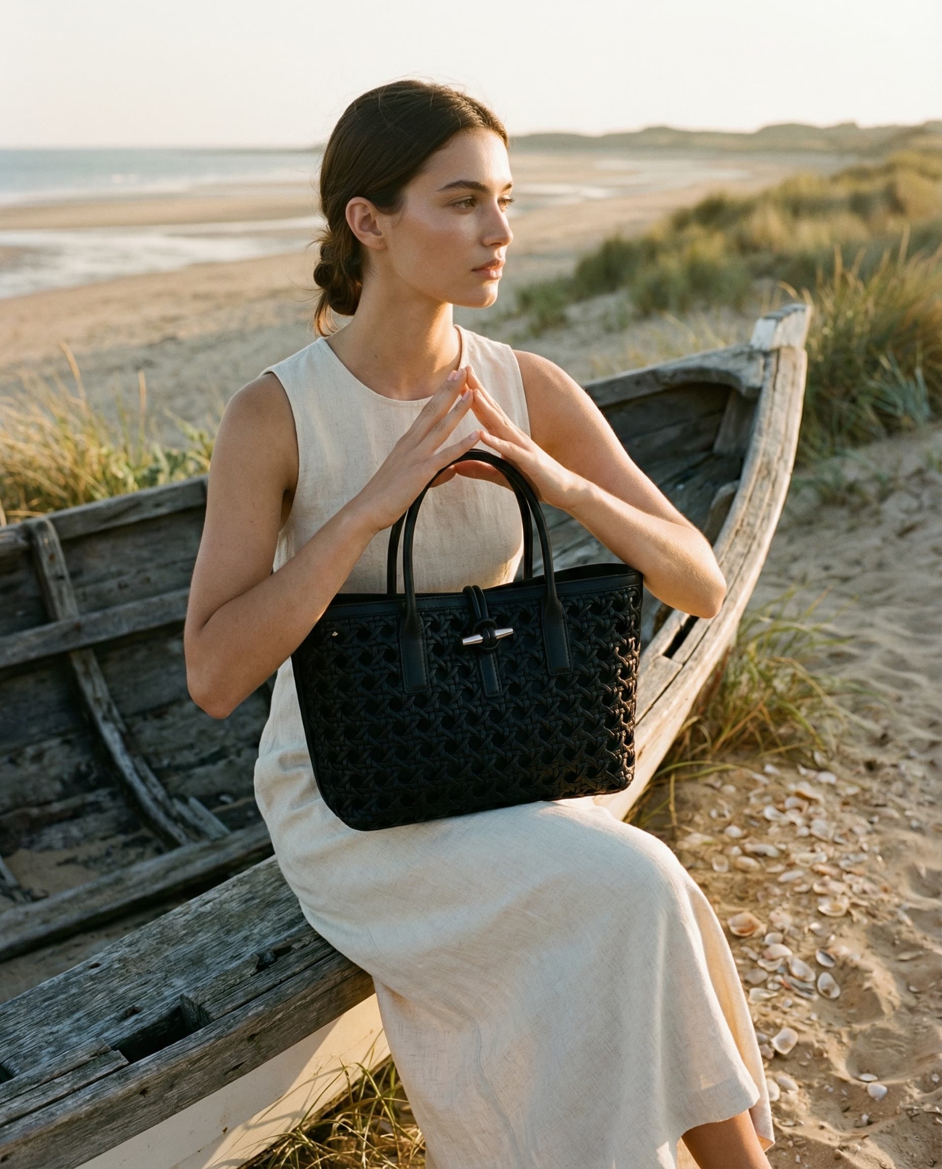 Aurelia East West Desk Seated Power 02