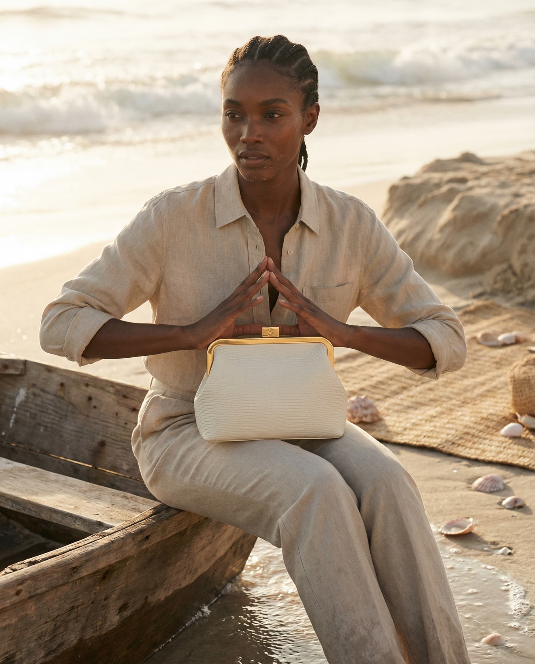 Palais Frame Clutch Desk Seated Power 02